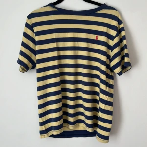 Polo tröja - Använd 2 gånger. Gul,blå och röd. Inga fläckar helt ren