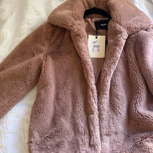 Bikbok gammeldagsrosa pälsjacka  - Helt ny, oanvänd med prislapp kvar går inte att få tag på längre. (färgen på jackan är lite kallare än på bilderna pga ljuset.)