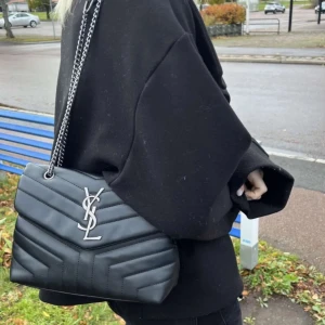 Ysl väska - Säljer denna skitsnygga ysl väska som jag fått av min faster, inget kvitto och är osäker på äktheten så därav priset. Så fin och passar till allt❤️bara att skriva vid frågor!