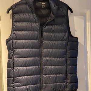 Uniqlo väst - Hej, jag vill sälja min jättesköna väst från uniqlo. Den är i jättebra skick och är jätte bekväm. 