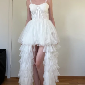 Vit tyllklänning - Från Lace & beads.  Perfekt för möhippa och andra bröllopsrelaterade event