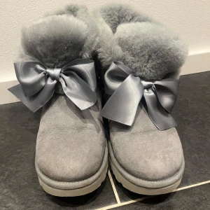 Uggs - Säljer nu dessa unika och trendiga skor. Dom är knappt använda som man ser på bilderna💕💕