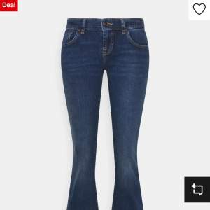 Säljer mörkblåa bootcut ltb jeans , använt fåtal gånger💞 storlek 27/30 och passar perfekt på mig då jag är 162! Kolla ltb hemsida på storlekguide om du vill veta midjemått🥰