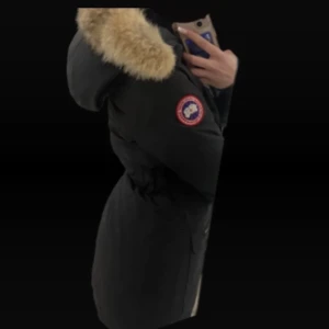 canada goose - KOM MED BUD!! säljer min supersnygga canada goose jacka i strl s. jackan är som ny använd en gång, inga defekter alls. kan tänka mig byta till xxs/xs eller en annan jacka. mitt pris är förhandlingsbart vid rimligt pris🩷