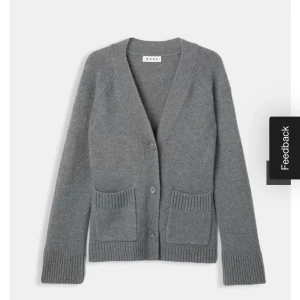 grå kofta - jätte fin grå kofta från åhléns i storlek xs helt slutsåld!! Ny med prislapparna kvar, endast testat! Nypris: 899