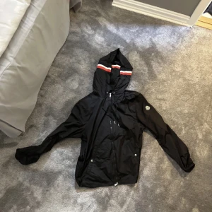 Moncler vind jacka.  - Säljer nu jackan pga använder den inte. Den är köpt här på Plick! Skick 10/10