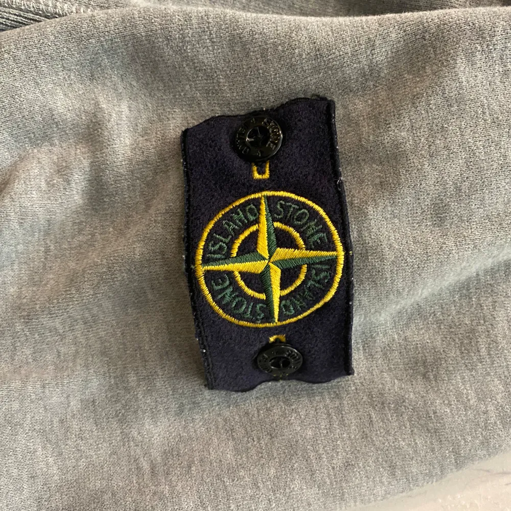 Äkta stone island tröja har ej kvitto för den är ganska gammal men är fortfarande i stabil skick . Tröjor & Koftor.