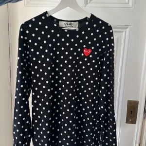 Comme des Garcons - långärmad svart tröja med vita prickar  - Långärmad tröja från Comme des Garçons. Svart med vita prickar. 