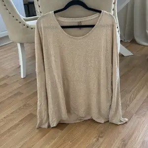 En beige oversize myströja i stl M, använd några ggr