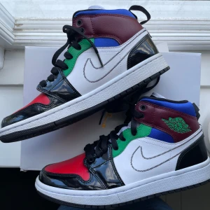 Air Jordans 1 Mid SE - Nike Air Jordan 1 Mid SE. Snygga och bekväma sneakers som är perfekta för vardagligt bruk. Nyskick. Storlek 38,5 Använda 1 gång.  Inga defekter.