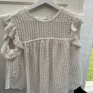 Söt blus - Säljer en likadan i svart , båda är knappt använda 