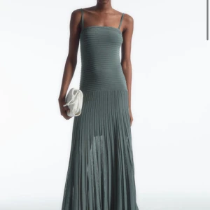 Cos klänning  - Så fin grön klänning från cos, slutsåld i denna storlek. Helt oanvänd med prislappen kvar, nypris 1400.