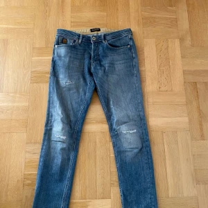 Jack and Jones slim jeans - Tja säljer dessa jj jeans i mycket bra skick, nypriset är 1000kr. Jeansen har slit designen från fabrik. Modellen är slim glenn.