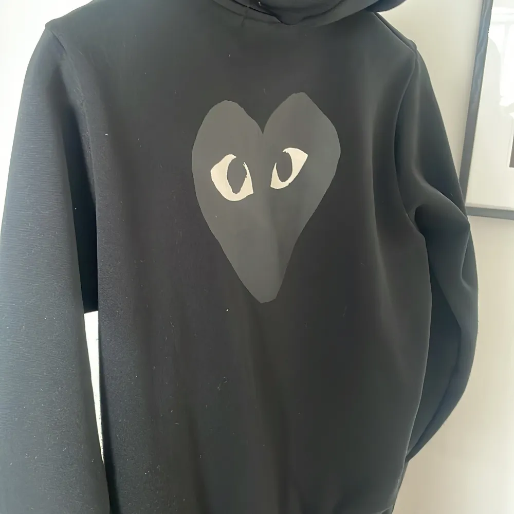 En PLAY zip up. Använd en del. Nypris 2592kr. Pris är diskuterbart . Hoodies.