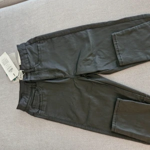 Byxor - Skinny strech svarta byxo, storlek S/32 . Den kostar 399kr säljer dem förr 200,köpte till min dotterl det var fel storlek,det darför säljer dem .