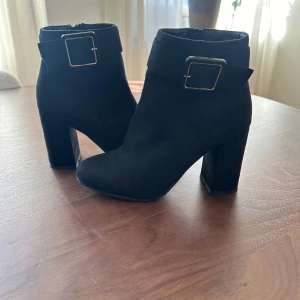 Svarta pumps klackskor - Tiamo - Svarta pumps klackskor - Tiamo  Använda varsamt ett fåtal gånger. Stl 37