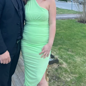 Grön klänning  - Använd endast en gång, storlek 40
