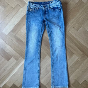 Miss me jeans Bootcut - Otroligt schyssta och fina miss me jeans i ljusblått tvättad färg, perfekt inför hösten🙌🩵🍂 Midja: 36cm Innerbenslängd: 76cm