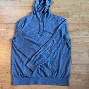 Kasmir hoodie - Säljer nu denna kashmir hoodie, skick 10/10 då jag bara har använt den ca 3 gånger! Storlek L men passar storlek M då den är lite mindre i storleken, pris kan diskuteras!