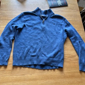 Ralph lauren zip - Nu väljer jag att sälja min fina Ralph lauren zip. Den är använd, men väldigt sparsamt och det finns inga hål eller skador. Hör av dig vid frågor!