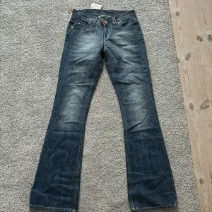 Så snygga lågmidjade bootcut jeans från märket Cross Jeans strl W26/L34💞 Helt nya med prislapp kvar!! Mått =  midja tvärs över 35,5cm, längd 84cm🩷