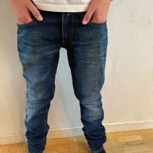 Tja, vi säljer ett par otroligt snygga replay jeans i modellen anbass. Skick 7,5/10. Nypris runt 1500kr. Hör av er vid minsta lilla fundering.