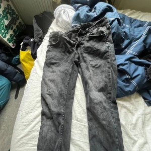 Jeans - Två par jeans och ett par vinterbyxor Allting storlek W27-L32 Oanvänt Allt säljs tillsammans Kan prutas