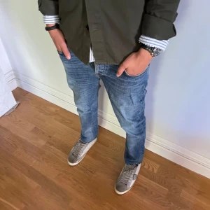 Nudie jeans grim tim - Nypris: 1500  Mitt pris: 541  Inga fläckar eller hål, bra passform, slim fit  W:33, L:32 
