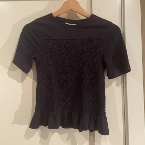 Smockad topp - Söt smockad topp från Gina Young, strl 146/152 men passar mig som har xs/s som en tajt tröja. Nyskick och har bara använt 1 gång❤️ nypris 279kr