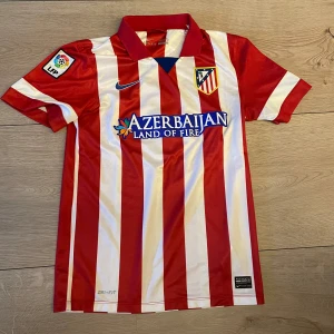 Atletico Madrid🔴⚪️🇪🇸2013/14 hemmatröja🔥 Nr 9 David Villa - Atletico Madrid 2013/14 Hemmatröja 🔴⚪️ Strl S Nr 9 David Villa
