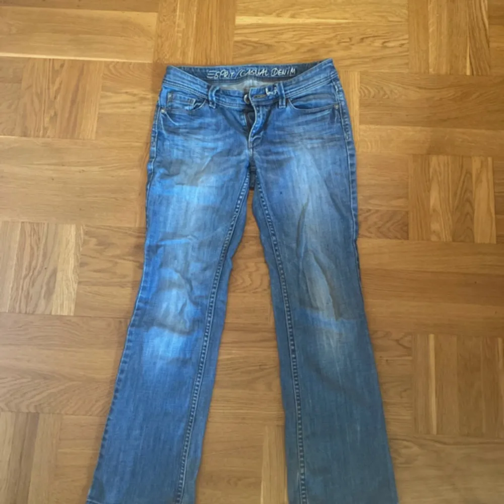 Lågmidjade jeans från Esprit 💗 W=27 L=30 Innebenslängd: 77 cm Midjemått: ca 37 cm  Jeansen har en fläck på framsidan men som man inte tänker på, plus defekter längst ner (se bilder)!💕. Jeans & Byxor.