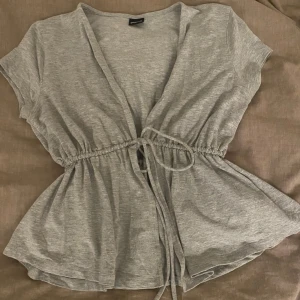 Tröja/kofta från Gina Tricot  - Fin tröja från Gina tricot💞endast använd nån gång