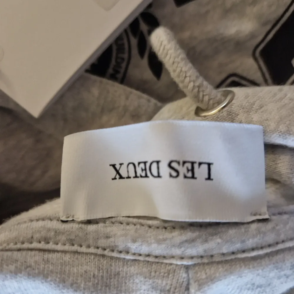 Säljer en helt ny hoodie från les deux i storleken S. Ny pris är 1399. Hoodies.