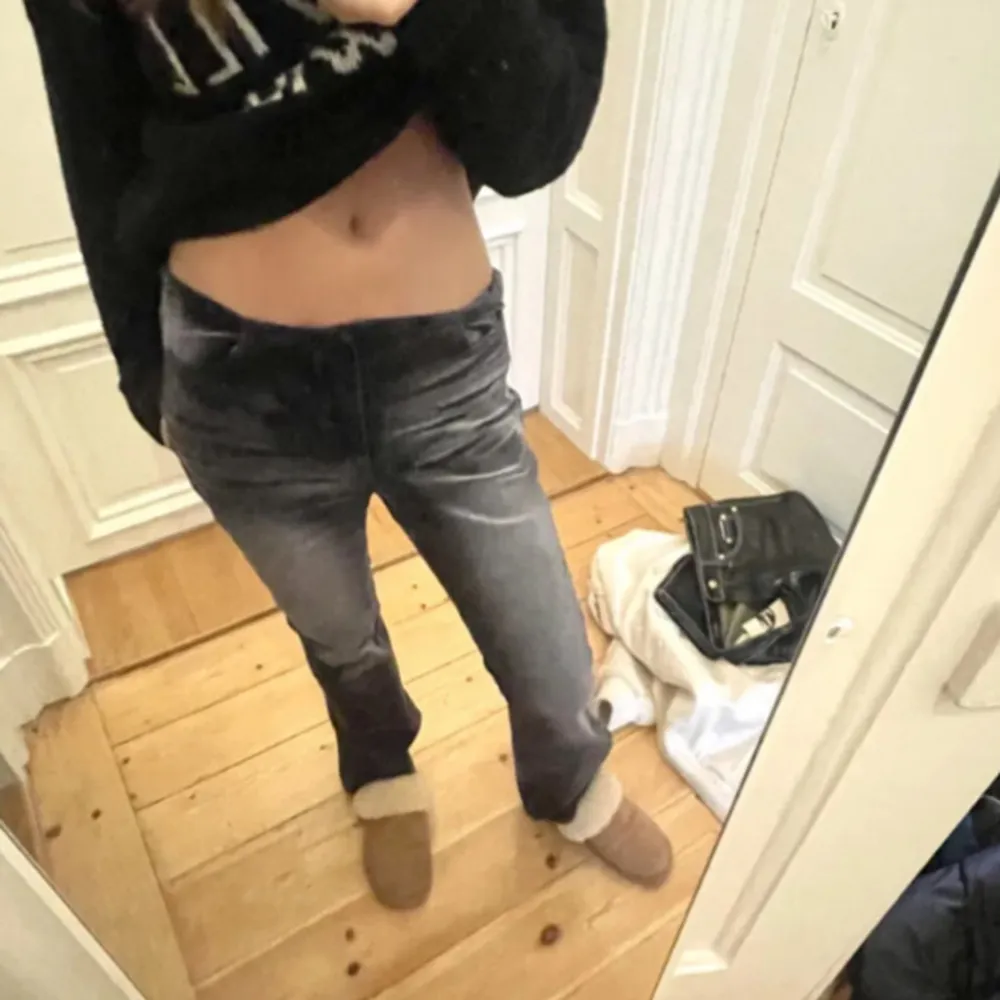 Jätte coola weekday byxor i manchester material! Bra skick. Lånade bilder men dom ser ut exakt som på bilden. Strl 36 passar folk under ca 170cm. Använd gärna köp nu. Jeans & Byxor.