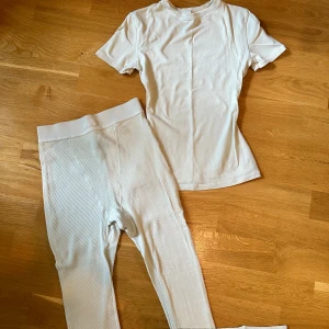 Skims cotton Jersey set  - - Cotton Jersey t-Shirt Bone storlek xxs  - Cotton rib leggings Bone storlek xxs  I väldigt bra skick! 