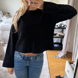 svart tröja från &other stories - Jättefin stickad tröja från &other stories 🥰