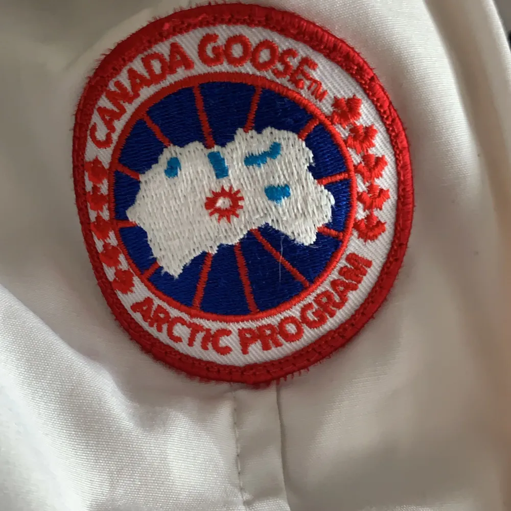 Canada goose chilliwack (korta modellen) Fin vit färg, kemtvättad förra vintern, knappt använd sedan dess. Förvarad i klädpåse. Köpt för flera år sedan på NK Stockholm för ca 7999kr. Fin i muddarna vilket är ovanligt!  Skickas eller möts upp i STHLM.. Jackor.