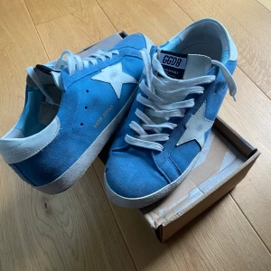 Golden goose skor  - Säljer dessa väldigt snygga blå golden goose skorna i bra skick. Har du några frågor är det bara att skriva!