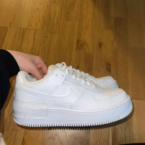Nike air - Enbart testade utomhus vid ett tillfälle, bortsett från det splitternya. Köpt på zalando för ungefär 1300 kr.   Säljer då de var  aningen för stora för mig. Strl: 39. Kom gärna med prisförslag 😇