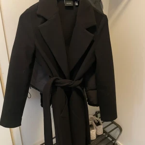 Vero Moda populära kappa  - Jätte fin lång kappa från vero moda modellen Fortuneaya som inte har kommit till användning, den är helt ny har aldrig använt den men saknas prislapp. Storlek XS men skulle säga att de är som S och längden/passform är perfekt för mig som är 160