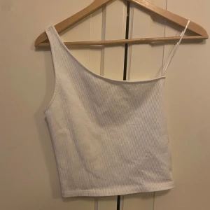 Vit offshoulder från Gina💞 - Jättebra skick, som ny.