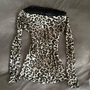 leopard tröja - Tajt leopard tröja med spets vid axlarna, jättefint skick