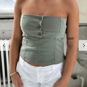 Designbysi topp - Skitsnygg topp från designbysi, helt ny med prislappen kvar. Nypris är 408kr+frakt💕 Priset är diskuterbart