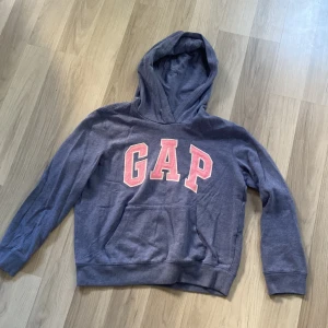 Hoodie  - En väldigt mjuk fin hoodie som jag inte använt någonting sedan jag var barn. Inget förstört och den är i fint skick 