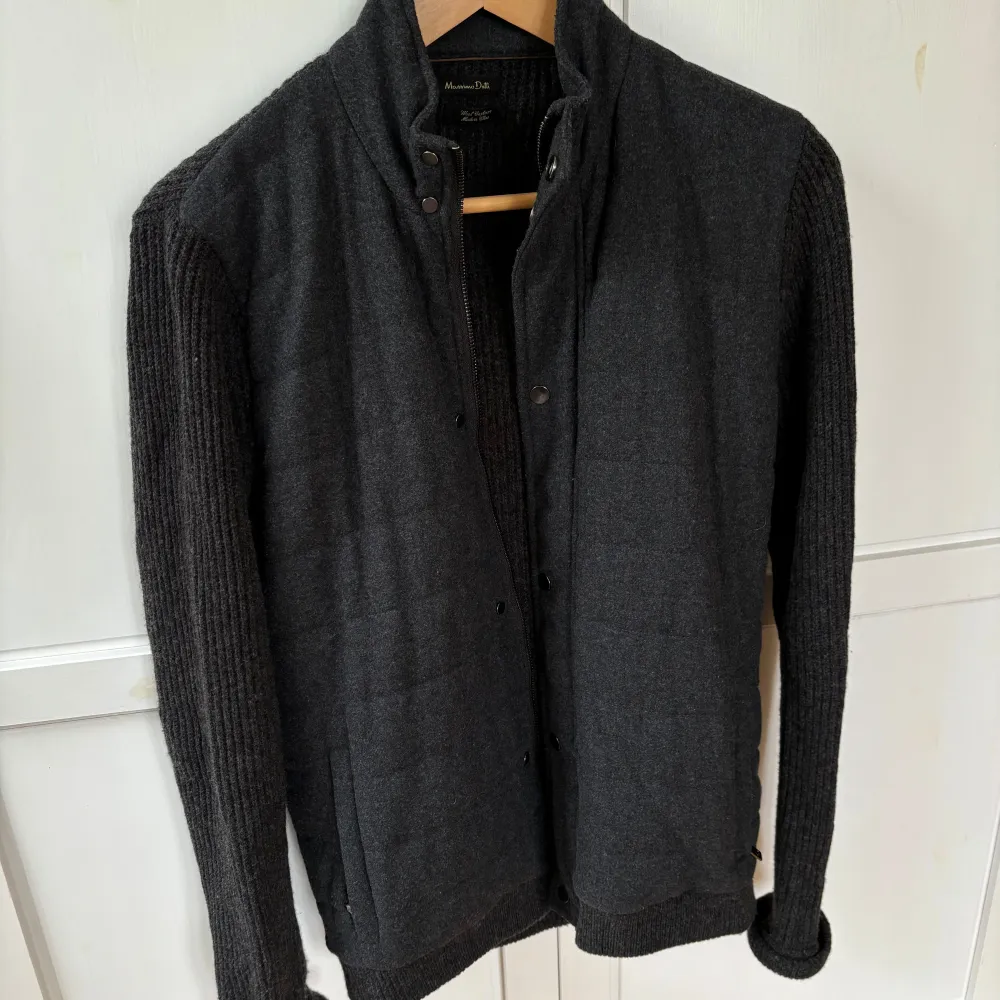 Grå jacka från Massimo Dutti. 96% ull, 4% cashmere.  Mycket bra skick & mycket skön.  Säljes då den tyvärr är lite för kort på längden nu. . Jackor.