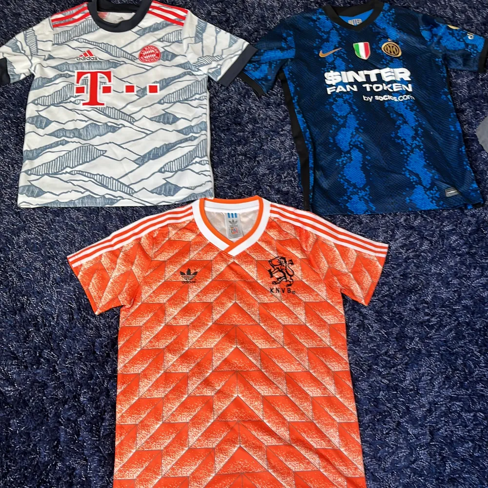 Bayern tröjan och Inter tröjan är köpta i deras officiella butiker och retro Nederländerna tröjan är köpt på nätet. Kan köpas separat om önskas.. Sportswear.