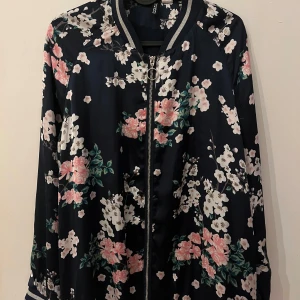 Mörkblå jacka - Den har väldigt bra kvalité och har fina färger på den