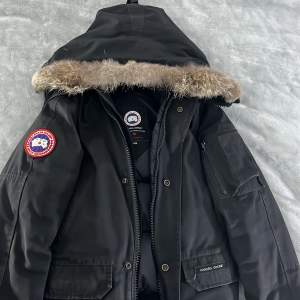 Hej där säljer min Äkta Canada goose jacka. Säljer den eftersom den har blivit förliten på mig. Finns en defekt på amren .Pris kan diskuteras 