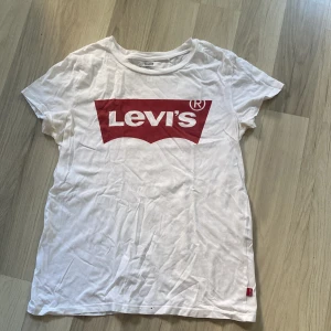 Levi’s tröja  - Fin tröja med skönt material, bara används tre gånger. Tröjan är tvättad innan försäljning och stryks även🙏🏼☺️