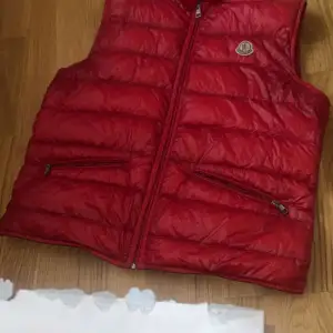 Wts moncler gui väst  Size: 4   Pris: 1999kr  Skick: 8,5/10  Kontakta gärna om ni har några frågor!